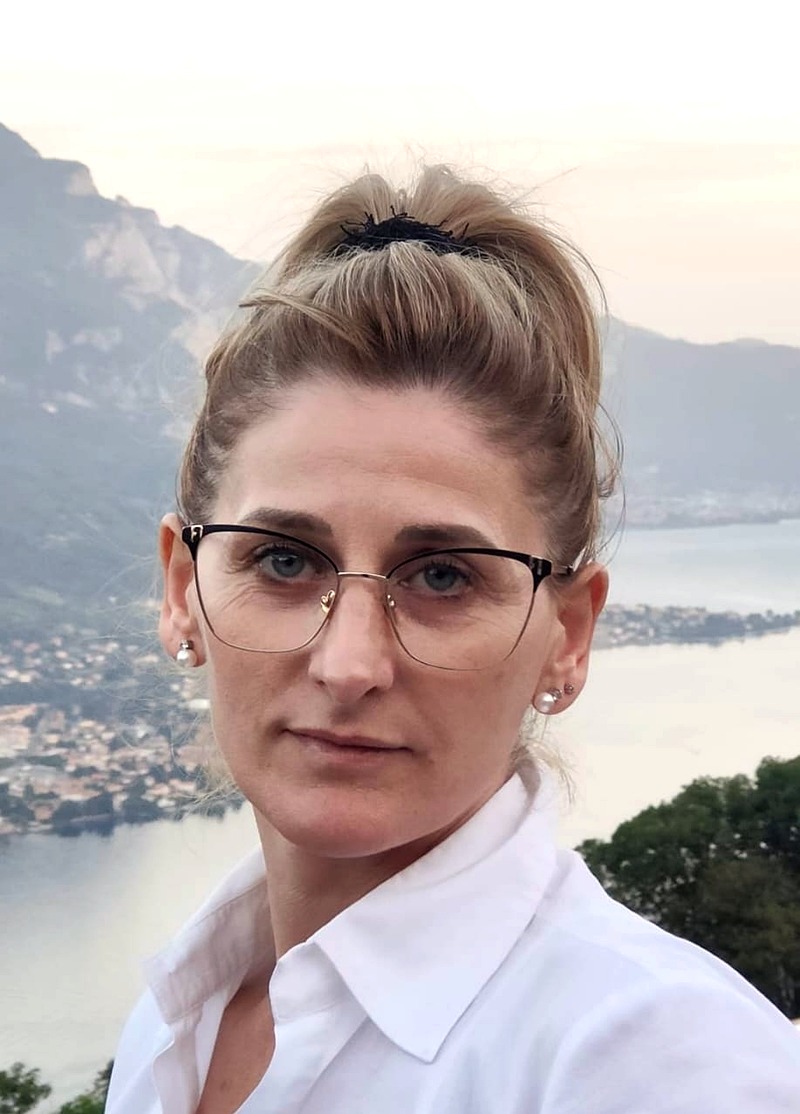 Katia, cat sitter a domicilio a Lugano, con il lago di Lugano sullo sfondo
